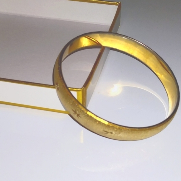 Monet Jewelry - Vtg. MONET goldtone bangle bracelet